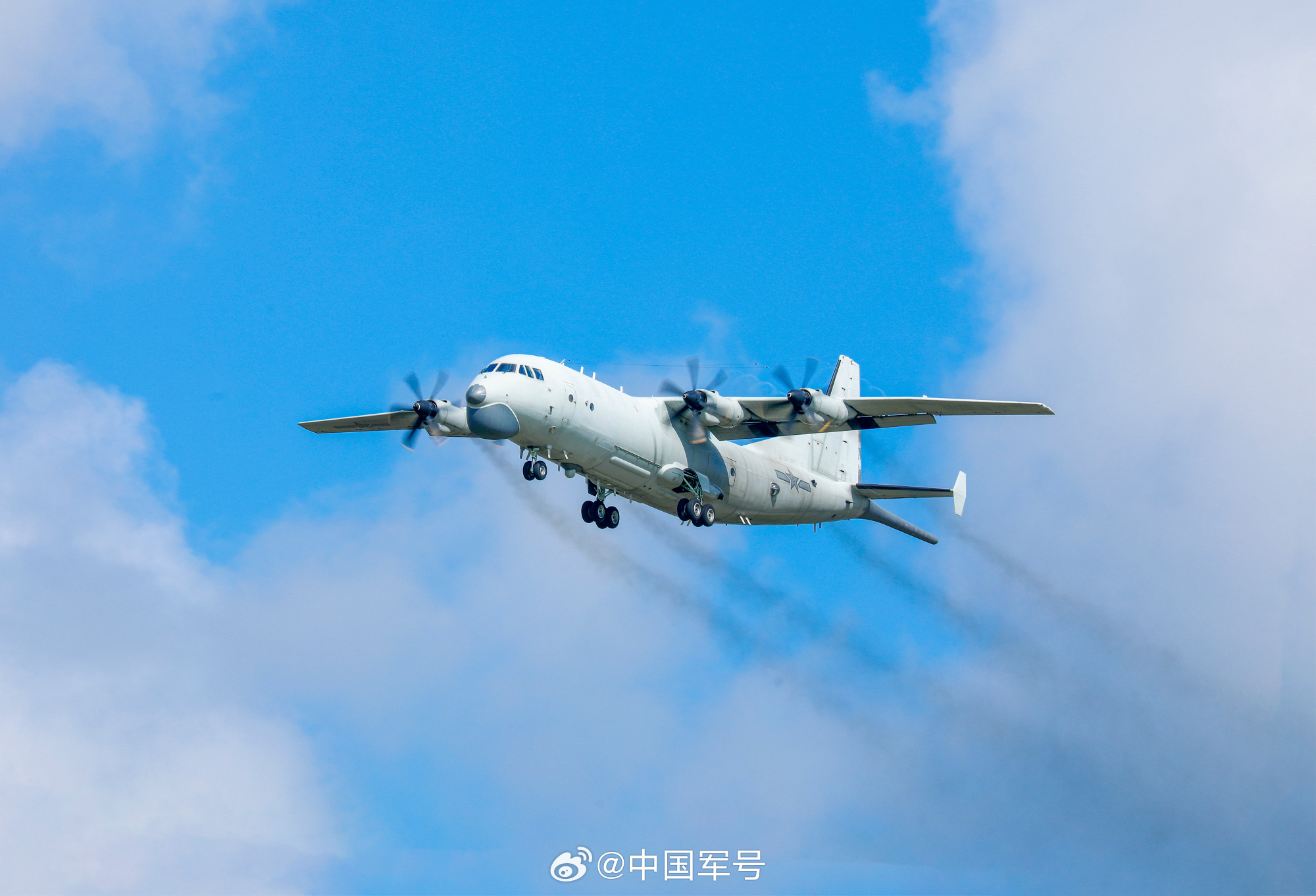 酷！反潛機和藍(lán)天白云超配的